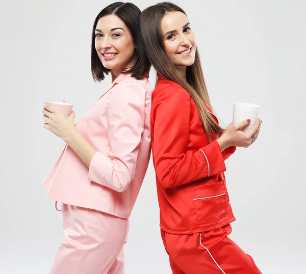 Livsstilskoncept Två Vackra Unga Kvinnor Vänner Klädda Röd Och Rosa — Stockfoto