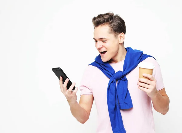 Foto Hombre Guapo Sonriendo Cámara Tomando Selfie Sosteniendo Una Taza — Foto de Stock