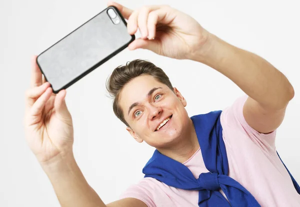 Porträtt Glad Ung Man Som Tar Selfie Isolerad Över Vit — Stockfoto