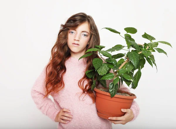 Piccola Bambina Felice Con Capelli Ricci Che Tengono Fiore Vaso — Foto Stock