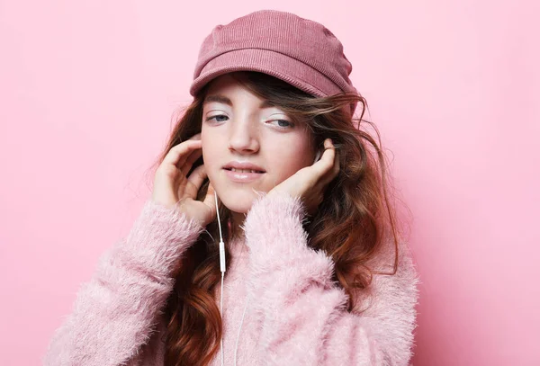 Mädchen Niedliches Kleines Kind Mit Rosa Hut Mit Kopfhörern Musik — Stockfoto