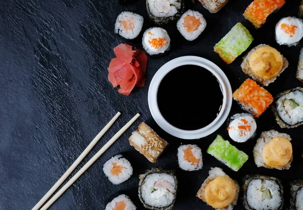 Ensemble Sushi Maki Sur Table Pierre Couché Plat Vue Dessus — Photo