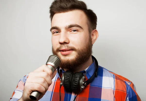 Yaşam Tarzı Moda Insanların Konsepti Genç Konuşan Sakallı Adam Mikrofon — Stok fotoğraf