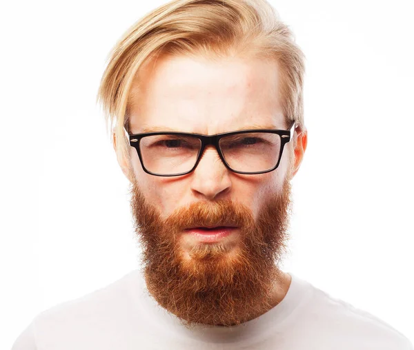 生活方式 情感和人的观念 年轻英俊的红头发男人 留着戴眼镜 满脸怀疑和紧张 不赞成的表情 消极的人 — 图库照片