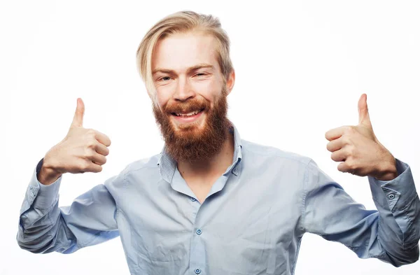 Felice bell'uomo con i capelli rossi barbuti che indossa camicia blu mostrando pollici in su — Foto Stock