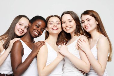 Koyu ve beyaz tenli çok ırklı kadın portresi. Arkadaşlık ve yaşam tarzı kavramı.