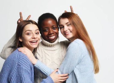 Koyu ve beyaz tenli çok ırklı kadın portresi.