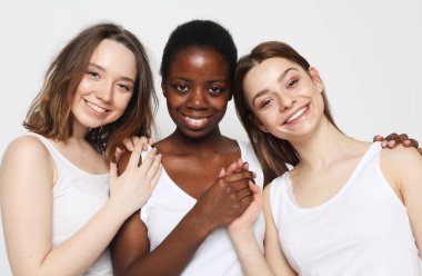 Çok ırklı çekici bir kadının yakın plan portresi. Fotoğraf üstü açık gri arkaplan.