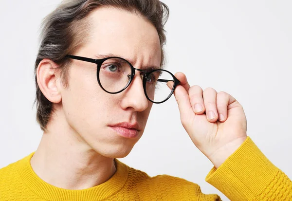 Jongeman met gele trui en bril — Stockfoto
