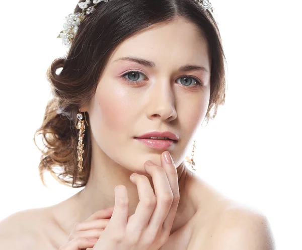 Beautiful Bride Portrait wedding makeup and hairstyle, woman in diamonds tiara, jewelry model, fashion bride — Stock Photo, Image