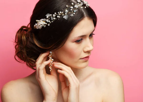 Beautiful young bride with fashion wedding hairstyle — Stock Photo, Image