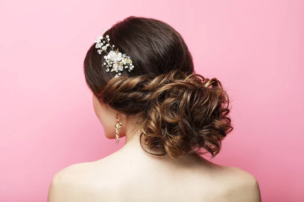 Brud med bröllopsdiadem. Ung modell med vacker frisyr över rosa bakgrund. — Stockfoto