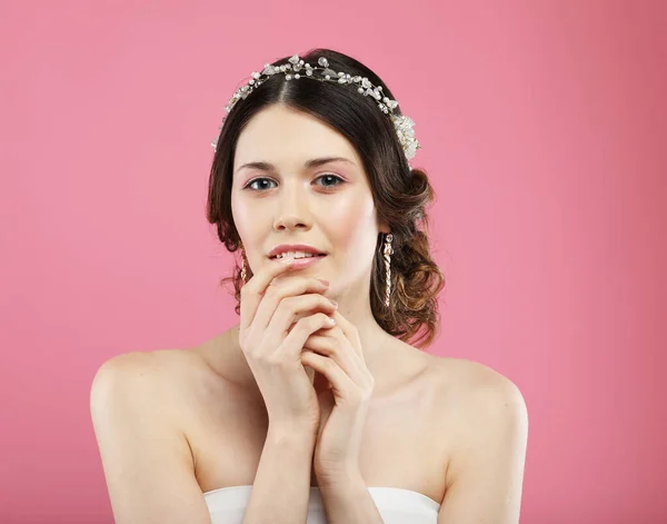 Beautiful young bride with fashion wedding hairstyle — Stock Photo, Image