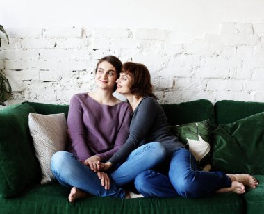 Mutlu genç kadın ve annesi evde, mutlu bir aile.