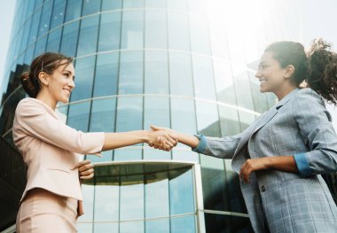 İki iş kadını gündelik bir toplantı yapıyor ya da modern bir ofis yakınlarında tartışıyorlar.