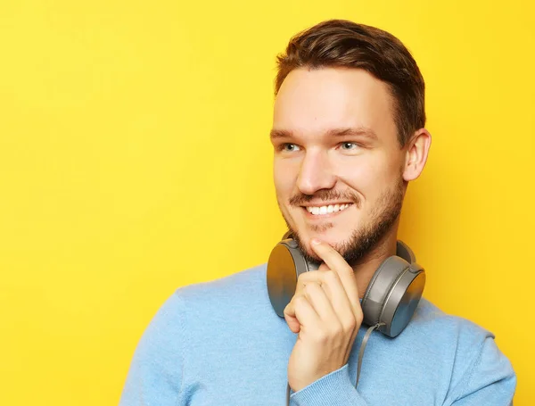 Lifestyle en people concept: jonge man die naar muziek luistert met — Stockfoto