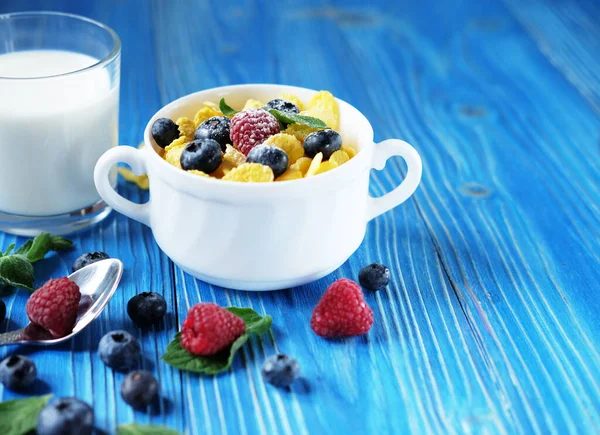 Healthy eating, food and diet concept - Cornflakes with berries and milk for breakfast. — Stock Photo, Image