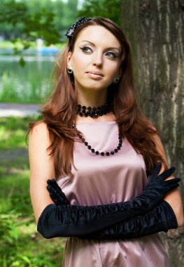 Güzel genç bayan parkta eğleniyor.