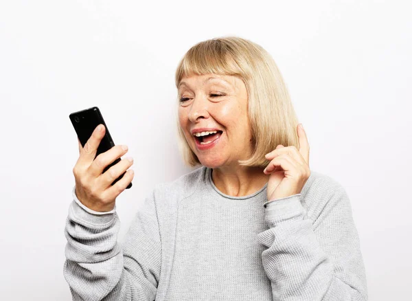 Portret van haar ze mooie aantrekkelijke mooie vrij modieuze vrolijke vrolijke grijs-harige vrouw nemen maken selfie — Stockfoto