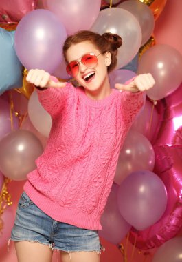 Yaşam tarzı ve insan konsepti: Mutlu genç kadın gösterisinin portresi