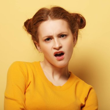 genç kadın sarı arka plan üzerinde düşünme çatık