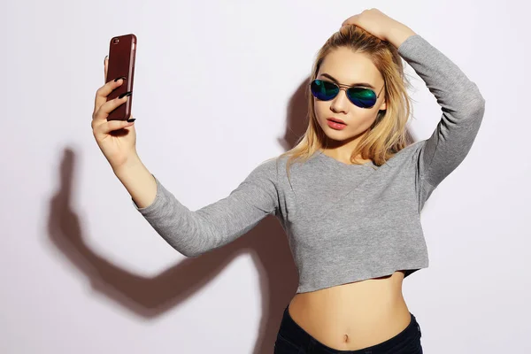 Kadın beyaz bir arka plan üzerinde izole smartphone selfie fotoğraf yapma — Stok fotoğraf