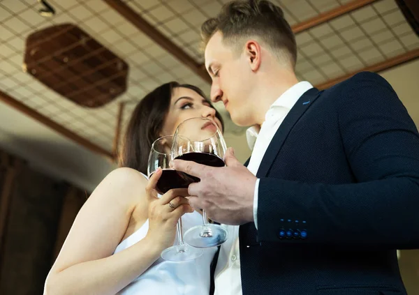 Family Lifestyle Young People Concept Young Newlywed Couple Drinking Wine — Stock Photo, Image