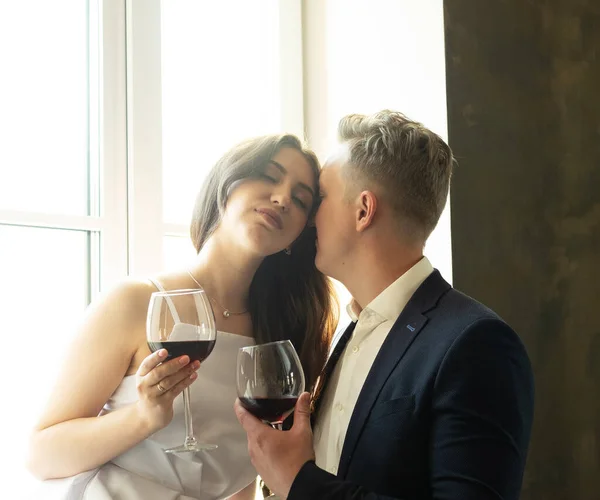 生活方式和年轻人的概念 新婚夫妇喝酒 对他们的幸福 浪漫和柔情微笑 — 图库照片