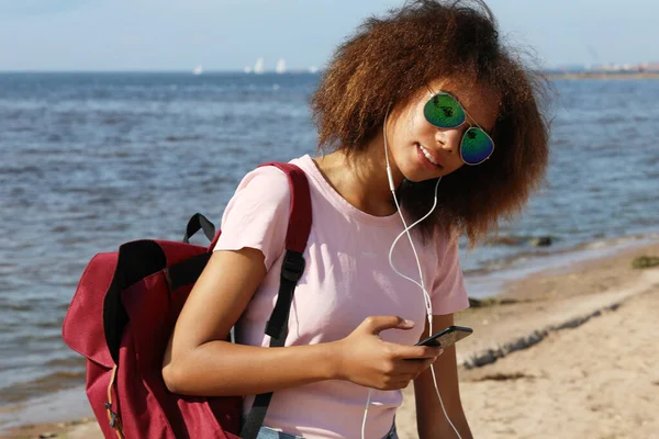 Jovem afro-americana em óculos de sol ouvindo música — Fotografia de Stock