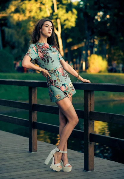 Vacker Ung Modern Kvinna Utomhus Romantisk Modell Sommar Outfit Nära — Stockfoto