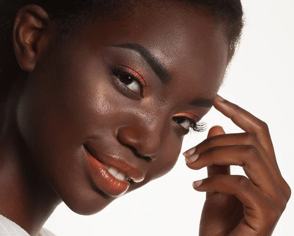Retrato do modelo Jovem Africano com uma bela maquiagem em estúdio — Fotografia de Stock
