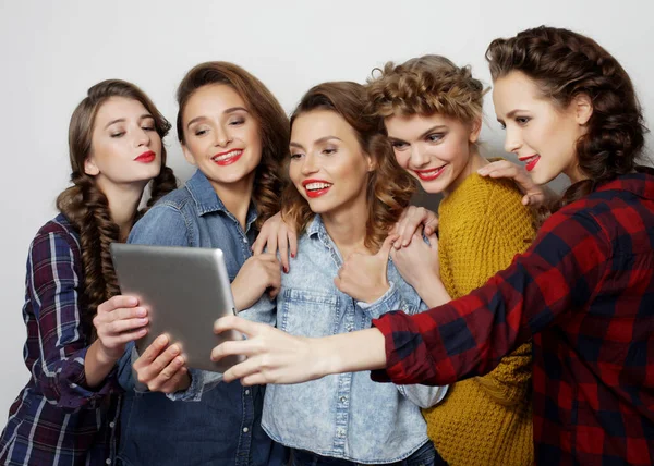 Hipster amigas mujeres tomando selfie con tableta digital — Foto de Stock