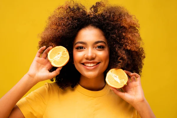 Kadın afro portakal meyvesi soyutlanmış — Stok fotoğraf
