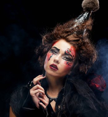 Gotik makyajlı ve deli saçı olan genç bir kadın. Yaratıcı moda maskeli balosu. Parti zamanı.