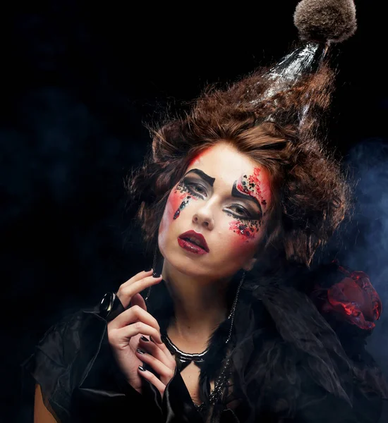 Gotik makyajlı ve deli saçı olan genç bir kadın. Yaratıcı moda maskeli balosu. Parti zamanı.