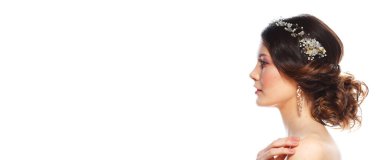 Diademle düğün lüks saç stili. Arkadan bak. Beyaz arka planda poz veren genç gelin.