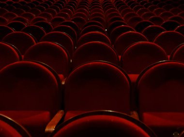 Kırmızı kadifeli numaralandırılmış sinema sandalyeleri, yaklaşın.