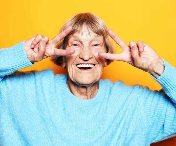 Personas Mayores Estilo Vida Moderno Concepto Lenguaje Corporal Adorable Mujer —  Fotos de Stock