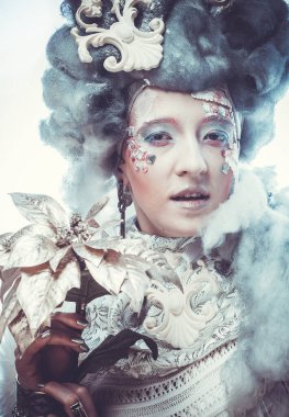 Parti, Noel ve insanlar, Noel partisi kostümlü hoş bir kadın. Yaratıcı makyaj, saç stili, yakın plan portre. Kış stili, Kar Kraliçesi.