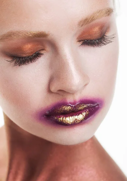 Çok renkli, göz makyajlı ve beyaz arka planda izole edilmiş dudaklı güzel bir kadının güzel yüzü. Gözleri kapalı model bir kadın..