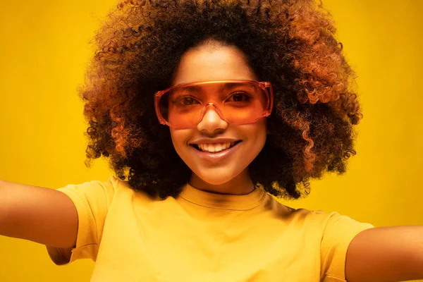 Νεαρή Μαύρη Γυναίκα Που Φοράει Πορτοκαλί Γυαλιά Ηλίου Παίρνει Selfie — Φωτογραφία Αρχείου