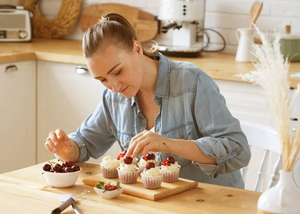 Lifestyle Cooking Freelance Concept Young Woman Pastry Chef Decorates Cupcakes — Stock Photo, Image