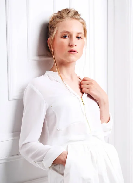 Schöne Nette Mode Mädchen Teenager Weißen Kleidern Auf Weißem Hintergrund — Stockfoto