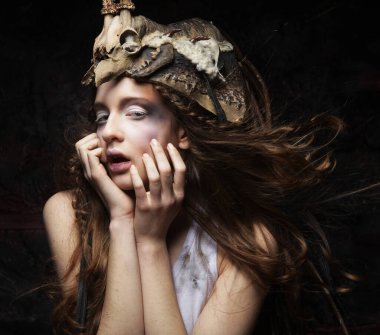 Yaratıcı makyajlı genç bir kadın. Cadılar Bayramı teması. Kapat..