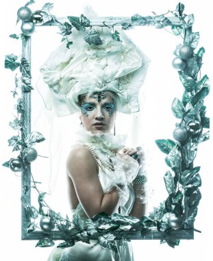 Noel karnavalı için kostüm giymiş güzel bir kadın Noel süslemeleri çerçevesinde poz veriyor.