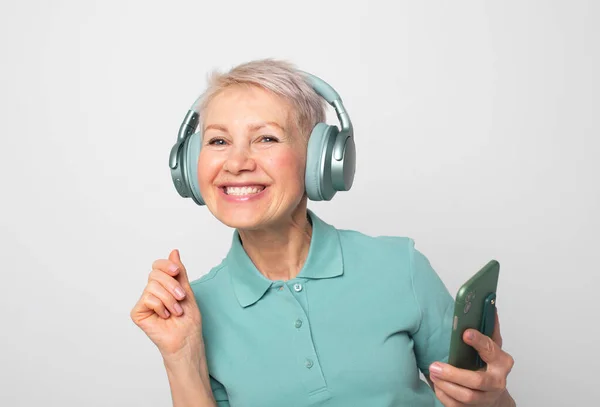 Happy Mature Short Haired Woman Wireless Headphones Using Mobile Phone — Stock Photo, Image