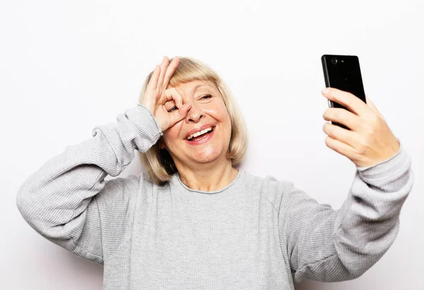 Portrait of her she nice attractive lovely pretty fashionable cheerful cheery grey-haired woman taking making selfie — Stock Photo, Image