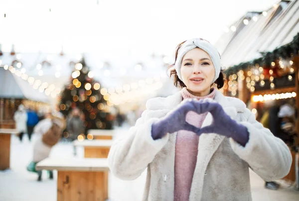 Beautiful Young Woman Fur Coat Mittens Makes Heart Out Her — Stock Photo, Image
