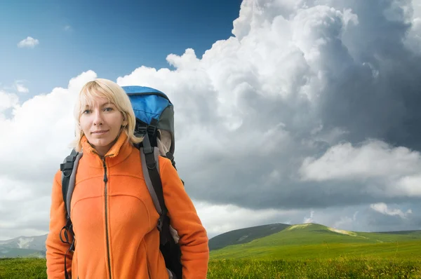 Vrouw wandelen — Stockfoto