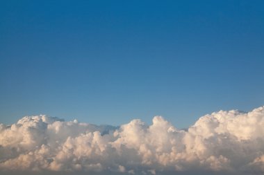 mavi zemin üzerine beyaz bulut